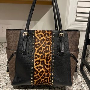 Michael Kors cheetah print hand bag